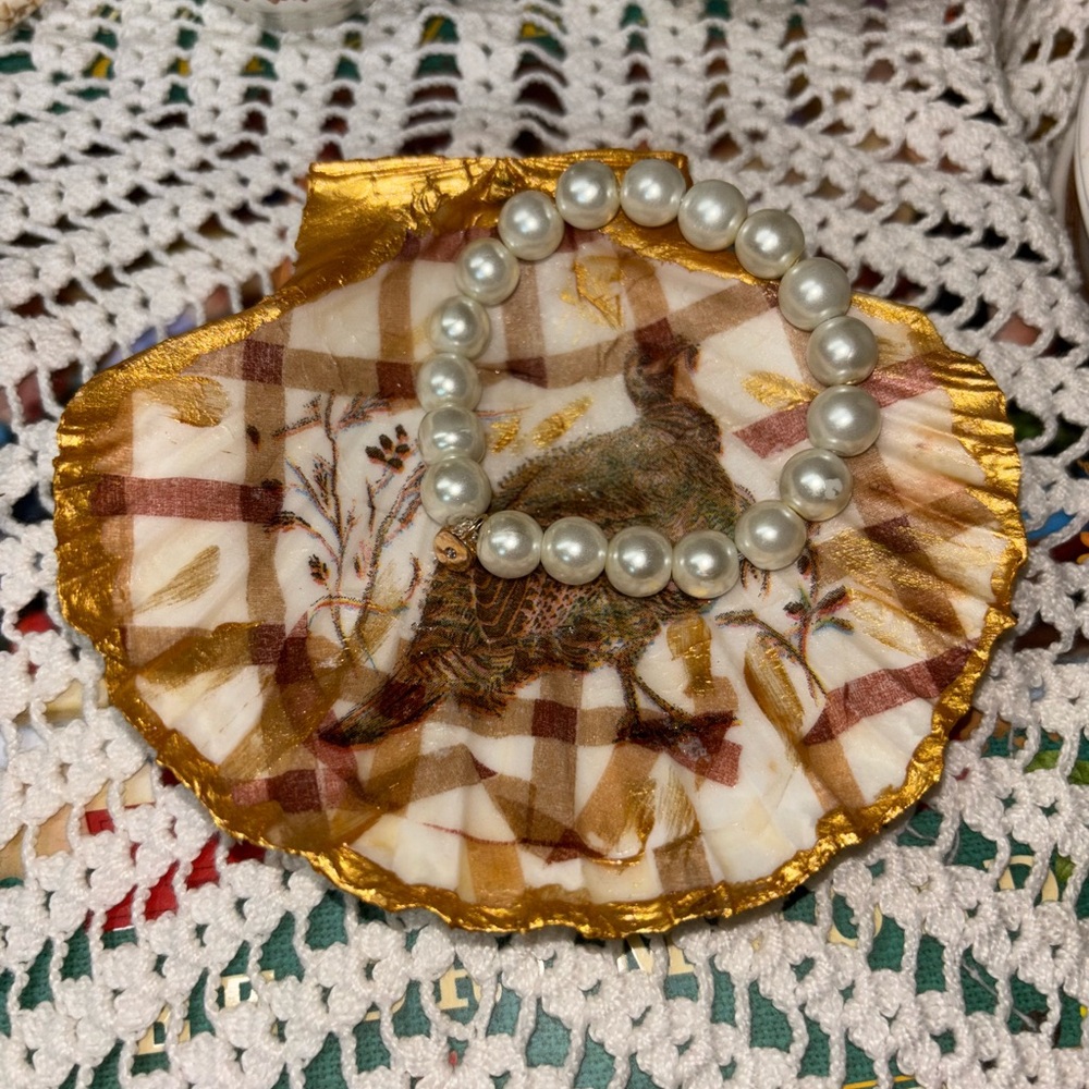 Hand crafted Decoupage Shell. - Picture 2 of 11